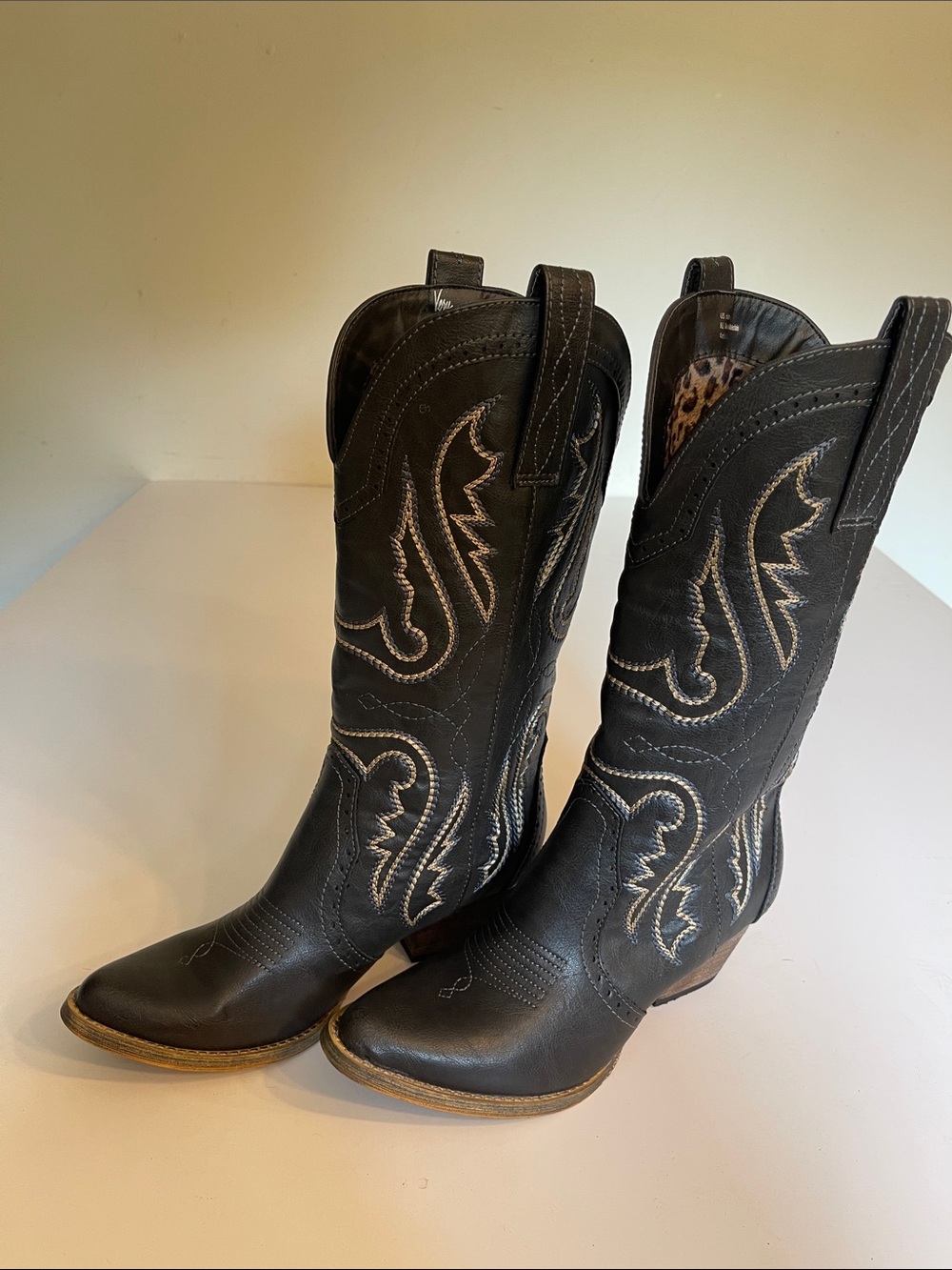 Very Volatile Raspy Western Embroidery 
Boots 
Size 8 NWB